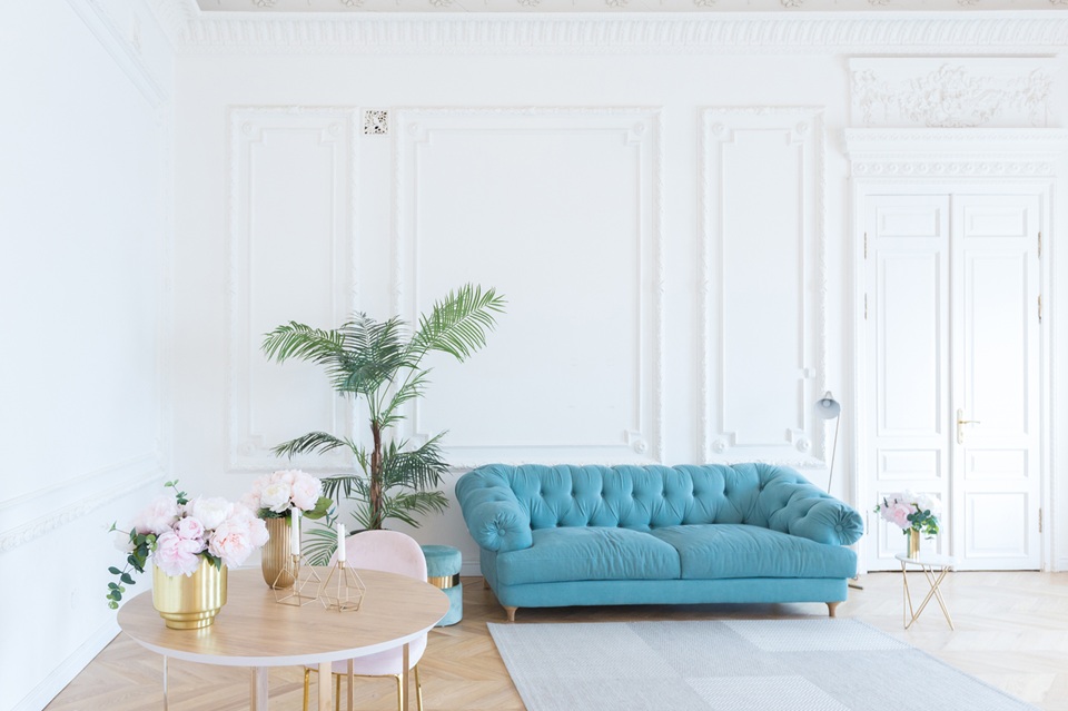 Stuckateur macht eine Wand fertig